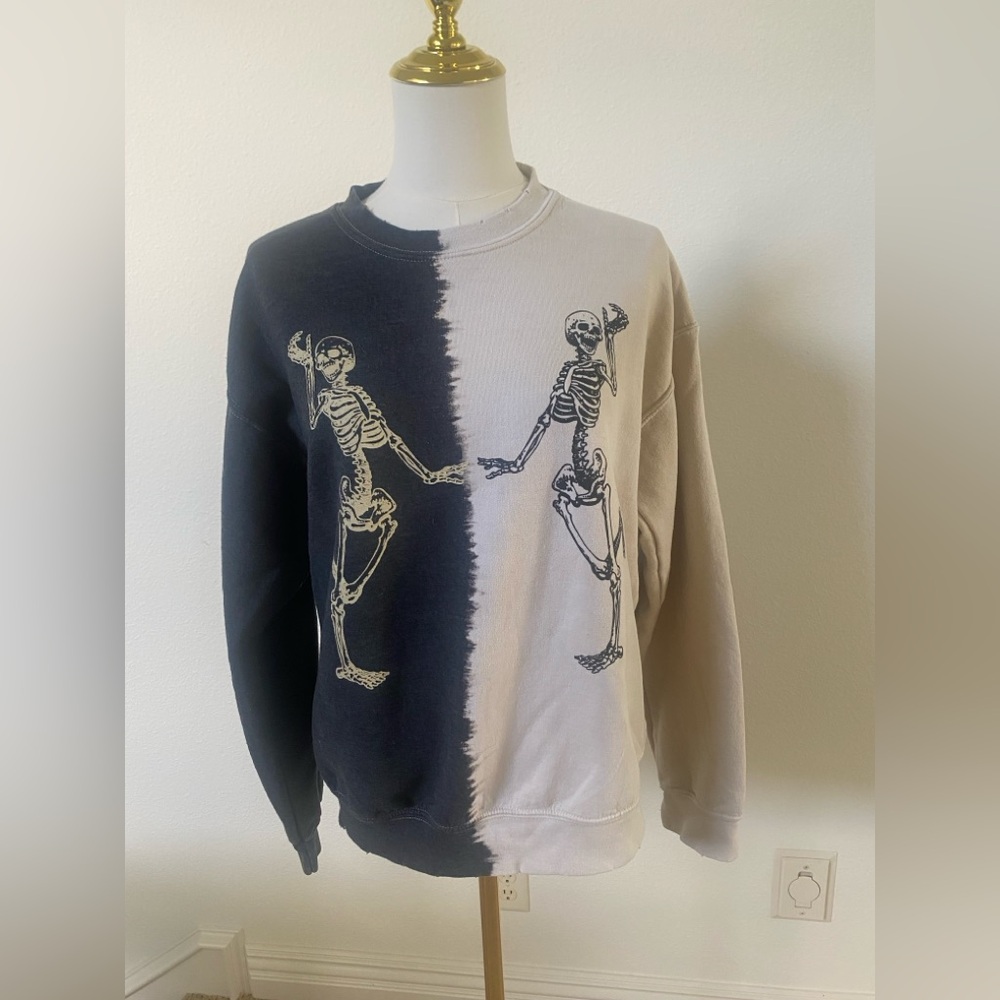Skeleton Graphic Crewneck Sweater Sweatshirt in Black and Cream